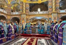 Читання акафисту в Почаївській Лаврі